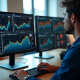 Personne analysant des graphiques de benchmark sur un écran moderne