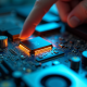 Ordinateur ouvert avec circuit et microchips mis en valeur